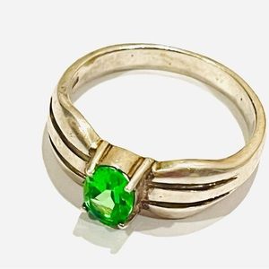 Vintage/925 sterling silver ring with green zircon